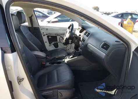 2014 Volkswagen Jetta 1.8T Se z USA, uszkodzony, nr VIN 3VWD17AJ5EM223778